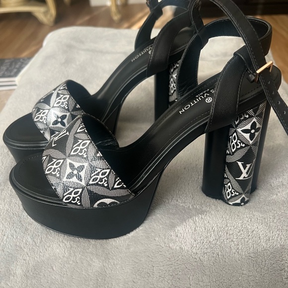 Louis Vuitton 1854 monogram heels - Picture 3 of 3
